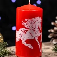 Свеча столб 50*100 мм с накаткой "Символ года" , Конь, красная