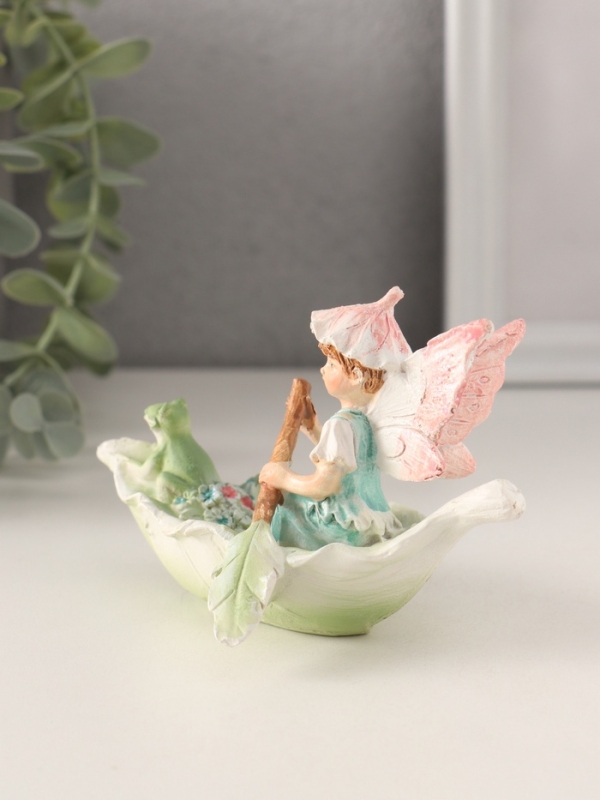 Сувенир полистоун "Девочка-фея в лодочке-листе с лягушкой" 12х7х7,5 см