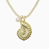 Кулон на жгуте текстильном "Ракушка", цвет бело-золотой
