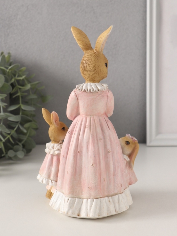 Сувенир полистоун "Мама зайка с дочками - именнинный торт" розовый 12,5х9,5х20,5 см