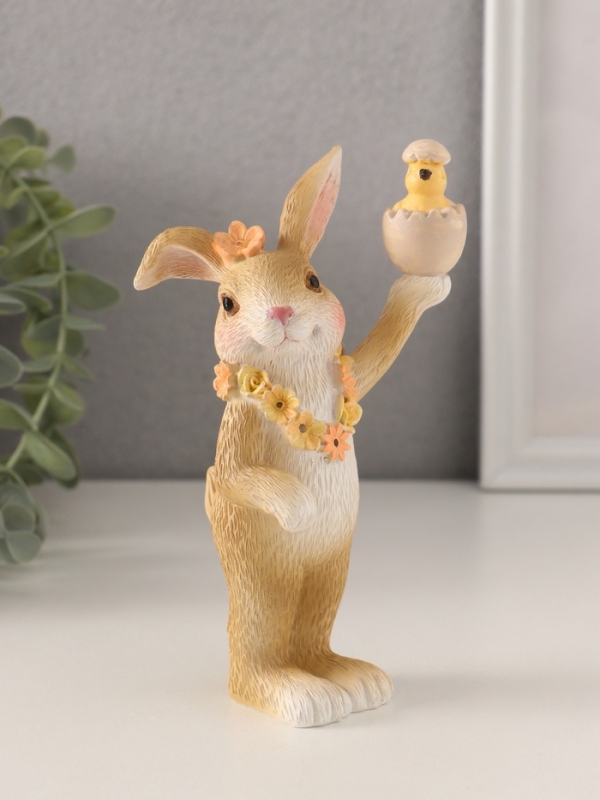 Сувенир полистоун "Зайчик в цветочном венке и цыплёнком в скорлупе" 9х5,5х15 см