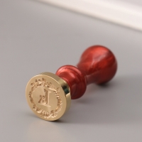 Печать для сургуча с пластиковой ручкой "Венок с буквой L" 2,5х2,5х6,3 см