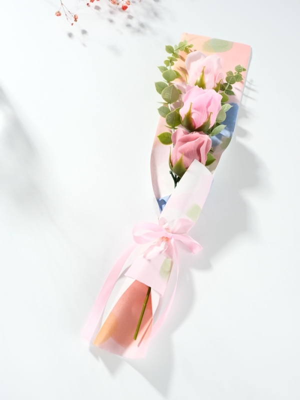 Букет из мыльных лепестков "Три розы с эвкалиптом" розовый 8,5х7,4х38,6 см