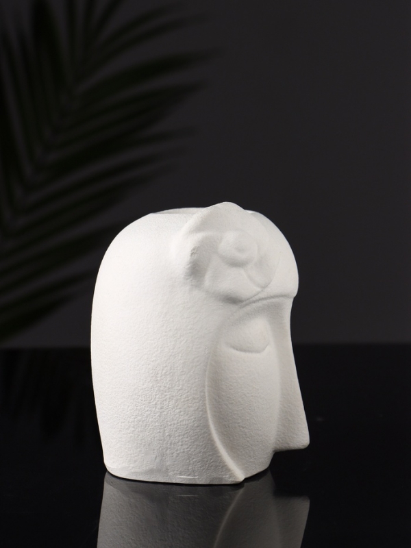 Фигурное кашпо "Девушка с цветком" 11х10 см