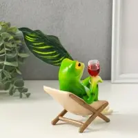 Сувенир полистоун "Лягуха в кресле с бокалом под пальмовым листом" 5,8х7,5х14,5 см