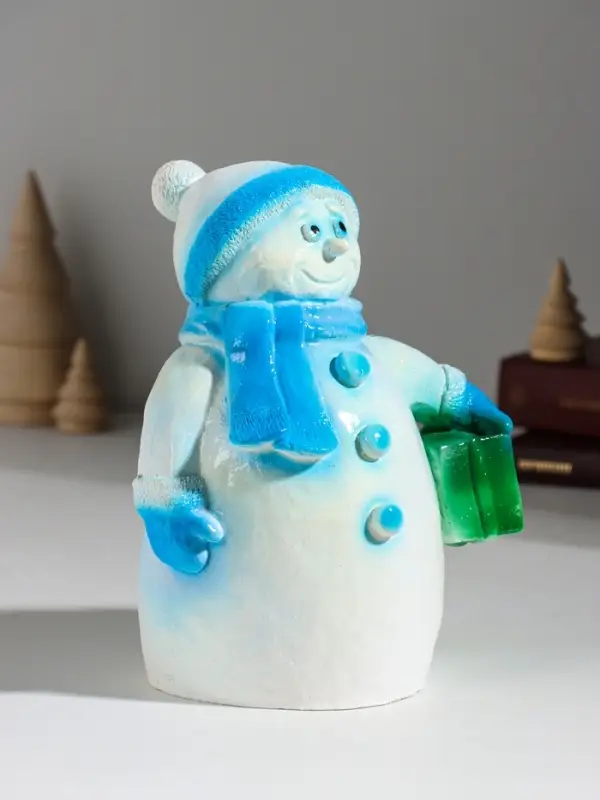 Фигура "Снеговик с подарком" 19 см, голубой