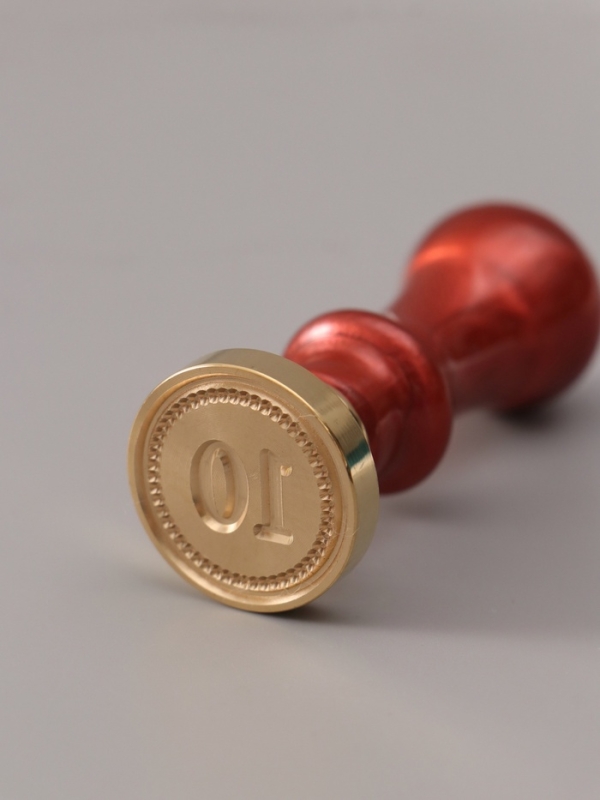 Печать для сургуча с пластиковой ручкой "Классика цифра 10" 2,5х2,5х6,3 см