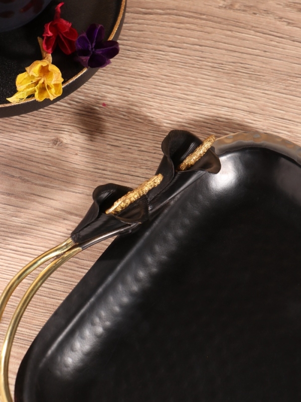 Блюдо сервировочное квадратное "Черные каллы" черное с золотом. нержав сталь 22х24х4 см