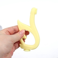 Прорезыватель силиконовый для зубов Крошка Я &laquo;Лебедь&raquo;, щеточка, на присоске, желтый