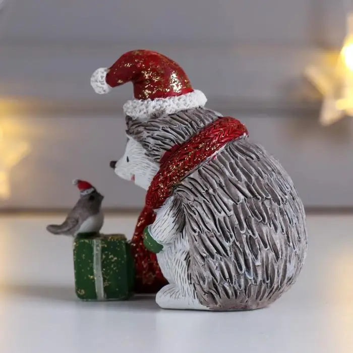 Сувенир полистоун "Ёжик в красном колпак и шарфе, с подарком и птичкой" беж 8,5х5х9,5 см