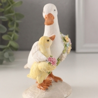 Сувенир полистоун "Утка с утёнком с букетами цветов" 8х8х13 см