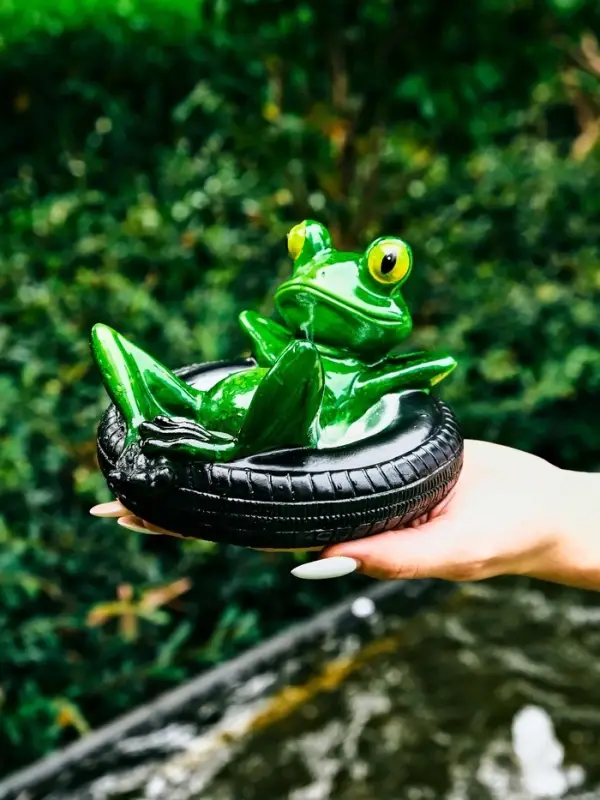 Садовая фигура 14 х 13 х 9,5 см "Лягушка в шине" Водоплавающая