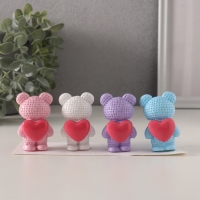 Сувенир полистоун "Вязаный мишка с большим сердцем" набор 4 шт 2,7х4х6 см