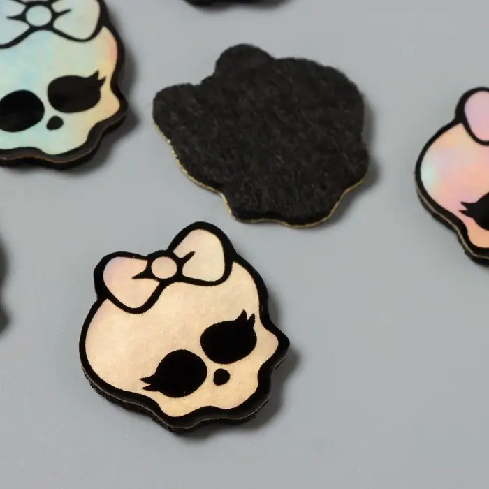 Декор для творчества войлок "Череп с бантиком" голография 3,5х3 см