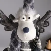 Кукла интерьерная "Лосиха в сером наряде, с лыжами" 14х12х45 см