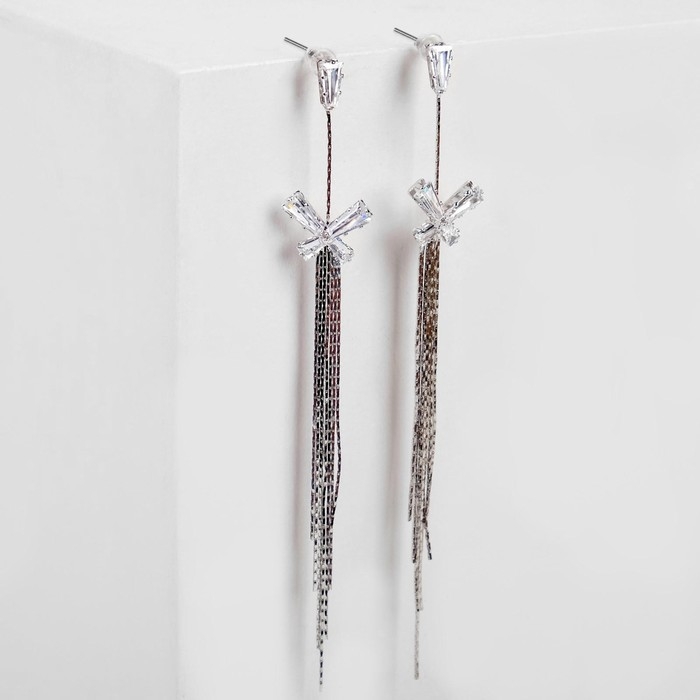 Серьги висячие со стразами "Искры" бантик с нитями, цвет белый в серебре