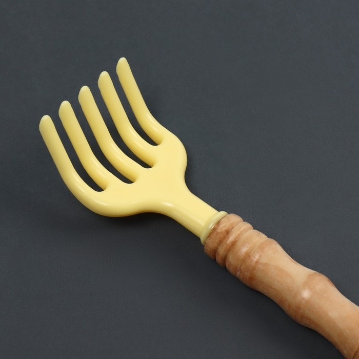 Массажёр - чесалка, универсальный, деревянный, 44,5 &times; 4,2 &times; 2,5 см, цвет бежевый