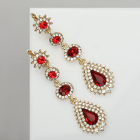 Серьги висячие со стразами &laquo;Вечерние&raquo; мадам, цвет бело-красный в золоте, 7 см