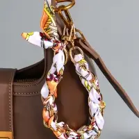 Брелок на 2 карабинах "Платок и цепочка" оранж 20х10х1,7 см