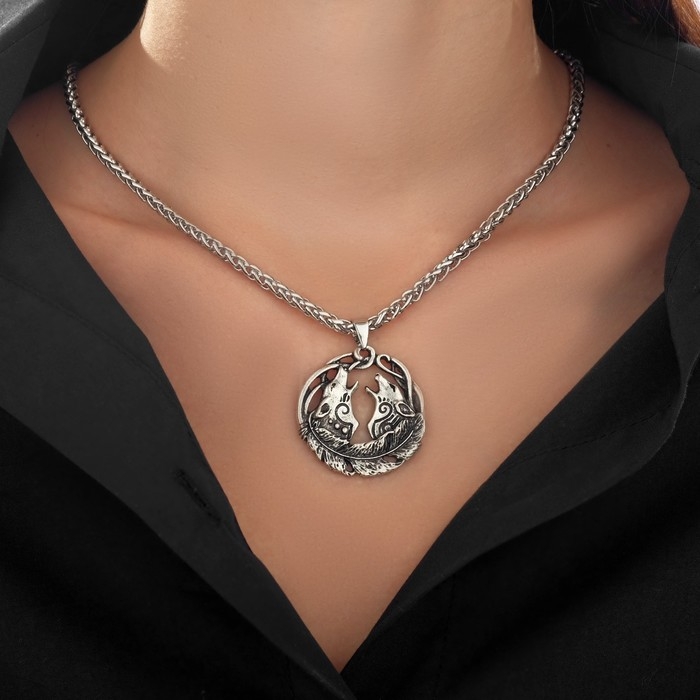 Кулон-оберег &laquo;Волки&raquo; воют на луну, цвет чернёное серебро, 59см