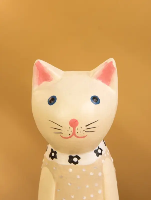 Сувенир дерево "Белая кошка в бежевом платье" 9х5х15,5 см