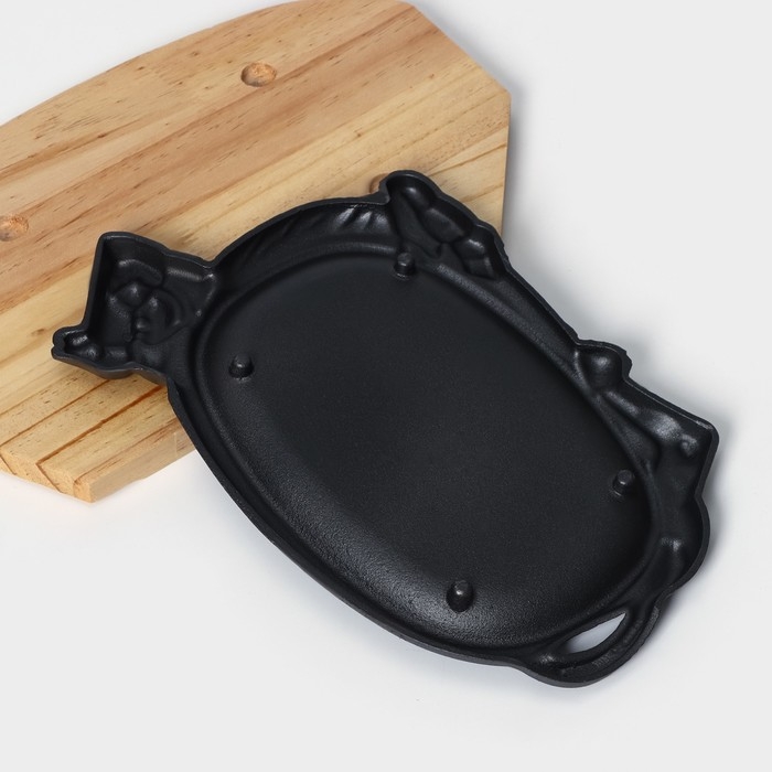 Сковорода чугунная &laquo;Корова&raquo;, 30&times;18 см, на деревянной подставке МИКС