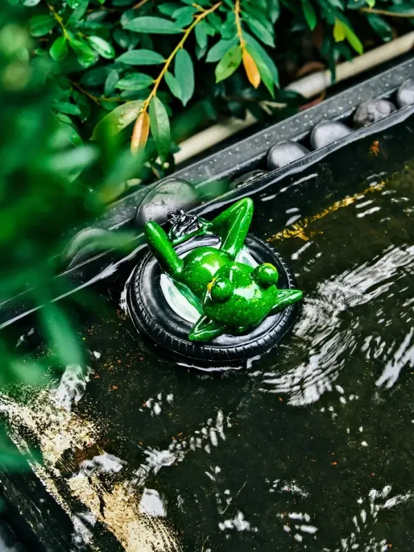 Садовая фигура 14 х 13 х 9,5 см "Лягушка в шине" Водоплавающая