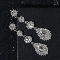 Серьги висячие со стразами &laquo;Вечерние&raquo; мадам, цвет белый в серебре, 7 см