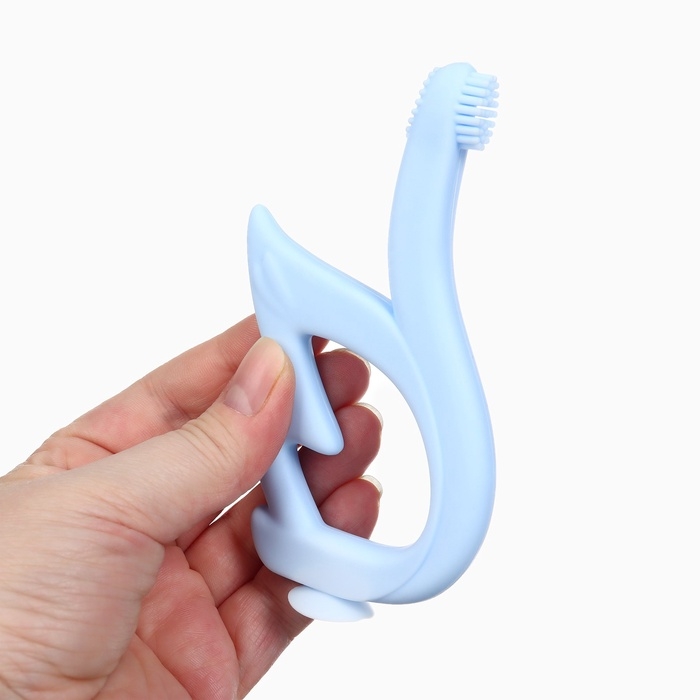Прорезыватель силиконовый для зубов Крошка Я &laquo;Лебедь&raquo;, щеточка, на присоске, голубой
