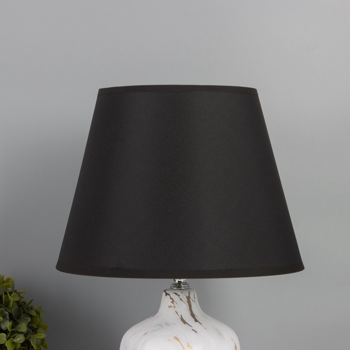 Лампа настольная "Строгие линии" 1х40Вт Е27 черный/белый 25х25х40см