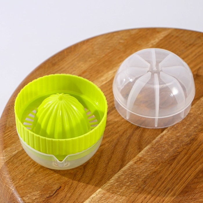 Соковыжималка для цитрусовых с лотком и крышкой Доляна, d=7,5 см, 7&times;7&times;8 см, цвет МИКС