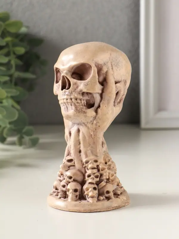 Статуэтка "Череп на руке" высота 12 см, цвет слоновая кость