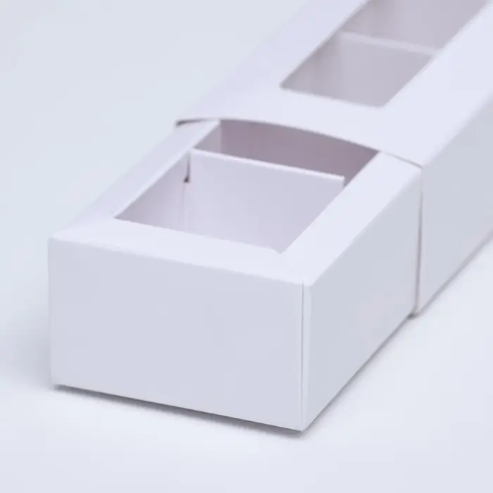 Коробка под 5 конфет с обечайкой, с окном, с тонкими разделителями, белый 21&times;5&times;3.3 см