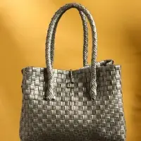 Сумка плетёная пластиковая 23х11х30 см, цв. серебристый