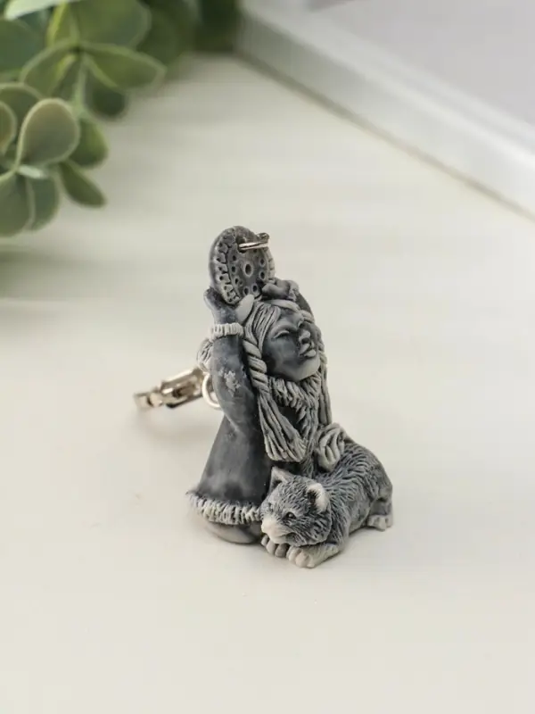 Брелок "Девочка со щенком и бубном маленькая" 4,8 см