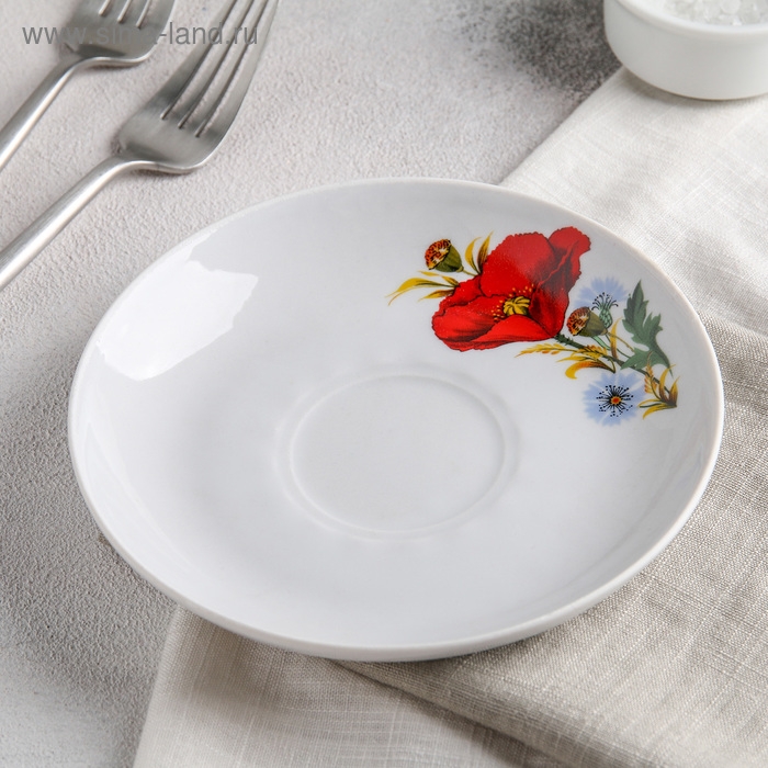 Блюдце фарфоровое &laquo;Маки красные&raquo;, d=15 см, цвет белый
