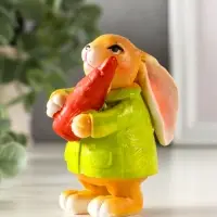 Сувенир полистоун "Зайчик с морковью, в зелёном пальто" 7х4,5х9 см