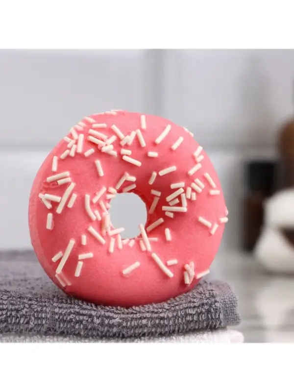 Бомбочка для ванн "красный пончик с кокосовой посыпкой" 85 г