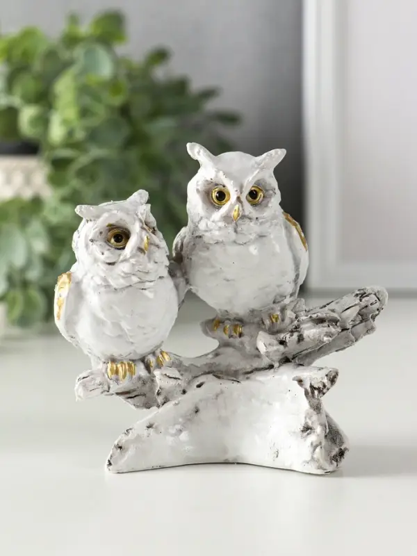 Сувенир полистоун "Белые филины на коряге" 5х9х8,5 см