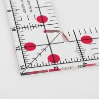 Линейка для квилтинга и пэчворка, с отверстием, 15 &times; 15 см, толщина 3 мм, цвет прозрачный/розовый