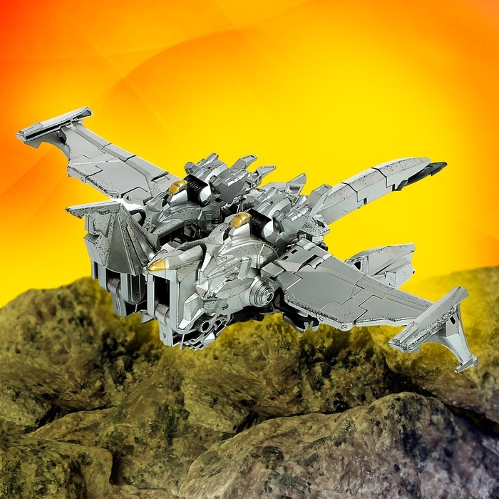 Робот &laquo;Истребитель&raquo;, трансформируется, с элементами из металла