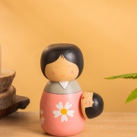 Деревянная кукла кокеши "Юи Комори" 11х9х14 см