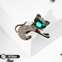 Брошь &laquo;Кошечка&raquo; с бантом, цвет изумрудно-белый в золоте