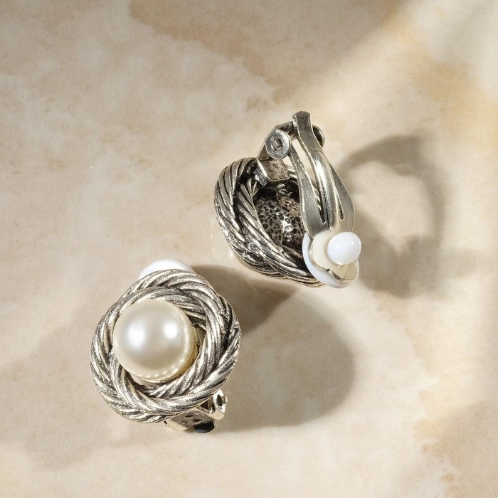 Клипсы &laquo;Грейс&raquo; закругление с бусиной, цвет белый в чернёном серебре