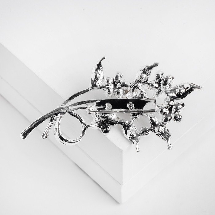 Брошь &laquo;Цветы&raquo; на ветке, цвет белый в серебре