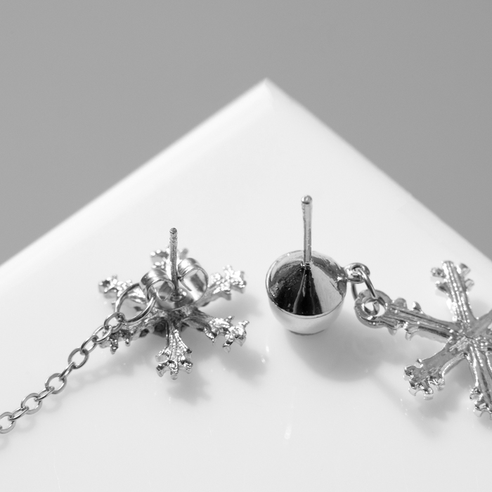 Новый год! Серьги с жемчугом &laquo;Снежинки&raquo;, асимметрия, цвет белый в серебре
