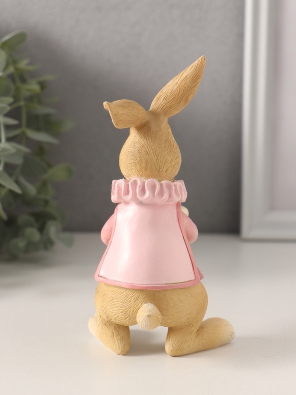 Сувенир полистоун "Заяц с кексом с макарунами, в розовом" 8х7х13,5 см