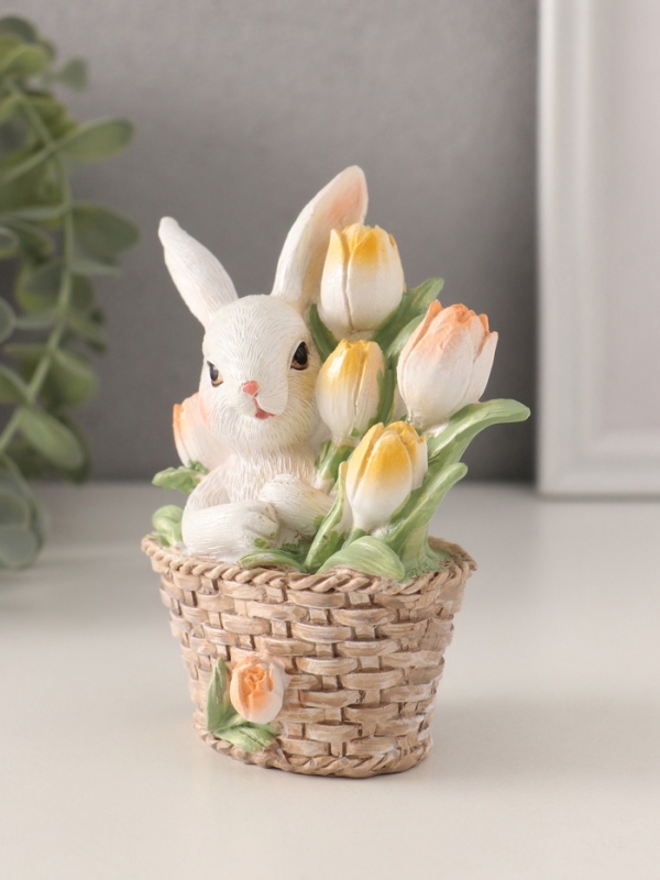 Сувенир полистоун "Белая зайка в плетённой корзине с тюльпанами" 9,5х5,5х11,5 см