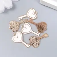 Металлический элемент, декоративная подвеска &laquo;Арт Узор. Ключик с сердцем&raquo;, эмаль, бело-розовый, 1.3&times;2.3 см