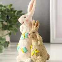 Сувенир полистоун "Зайка с зайчонком вязанные с бабочками/цветами" 5х9,8х15 см